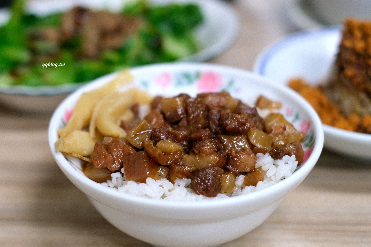 台中東勢︱東勢鮮蝦大餛飩．大size鮮蝦餛飩口味好，小菜、米糕、排骨酥麵也是不能錯過 @QQ的懶骨頭