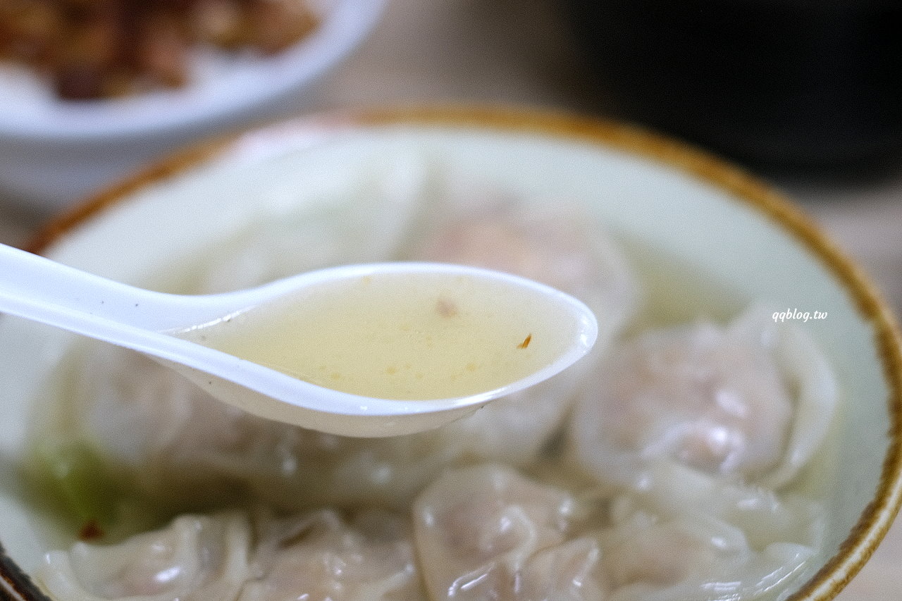 台中東勢︱東勢鮮蝦大餛飩．大size鮮蝦餛飩口味好，小菜、米糕、排骨酥麵也是不能錯過 @QQ的懶骨頭