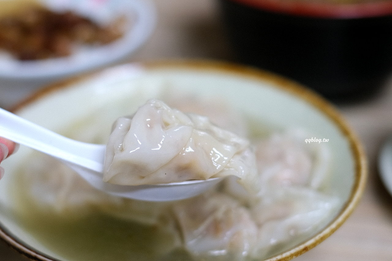 台中東勢︱東勢鮮蝦大餛飩．大size鮮蝦餛飩口味好，小菜、米糕、排骨酥麵也是不能錯過 @QQ的懶骨頭