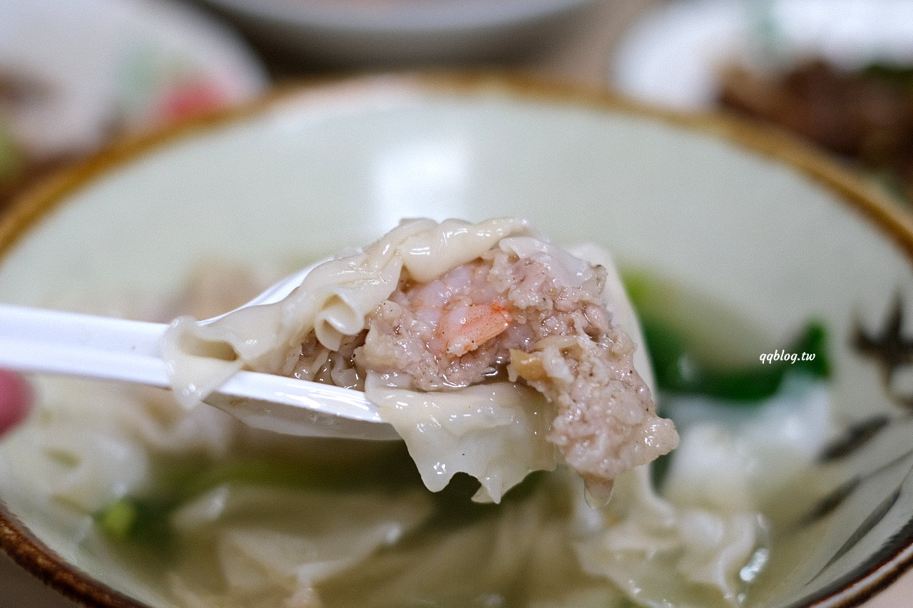 台中東勢︱東勢鮮蝦大餛飩．大size鮮蝦餛飩口味好，小菜、米糕、排骨酥麵也是不能錯過 @QQ的懶骨頭