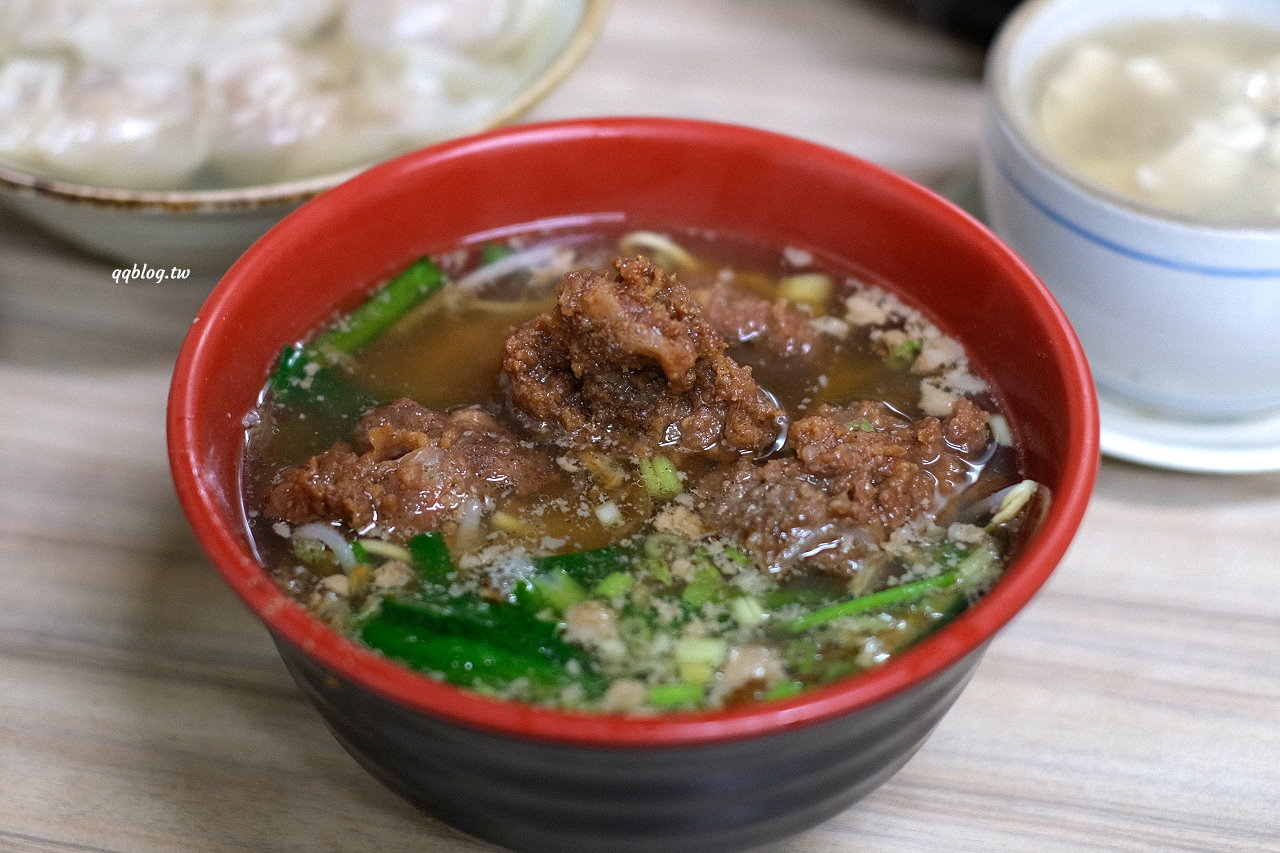 台中東勢︱東勢鮮蝦大餛飩．大size鮮蝦餛飩口味好，小菜、米糕、排骨酥麵也是不能錯過 @QQ的懶骨頭