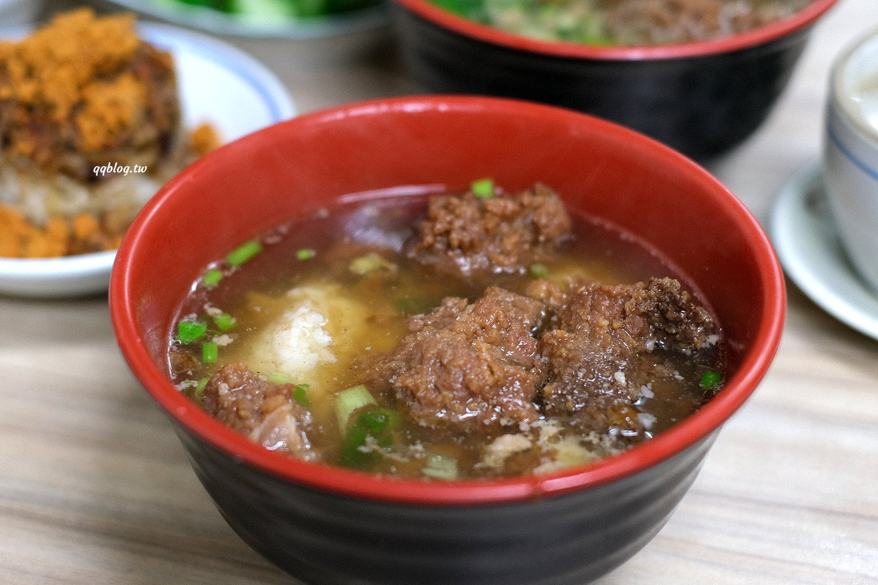 台中東勢︱東勢鮮蝦大餛飩．大size鮮蝦餛飩口味好，小菜、米糕、排骨酥麵也是不能錯過 @QQ的懶骨頭