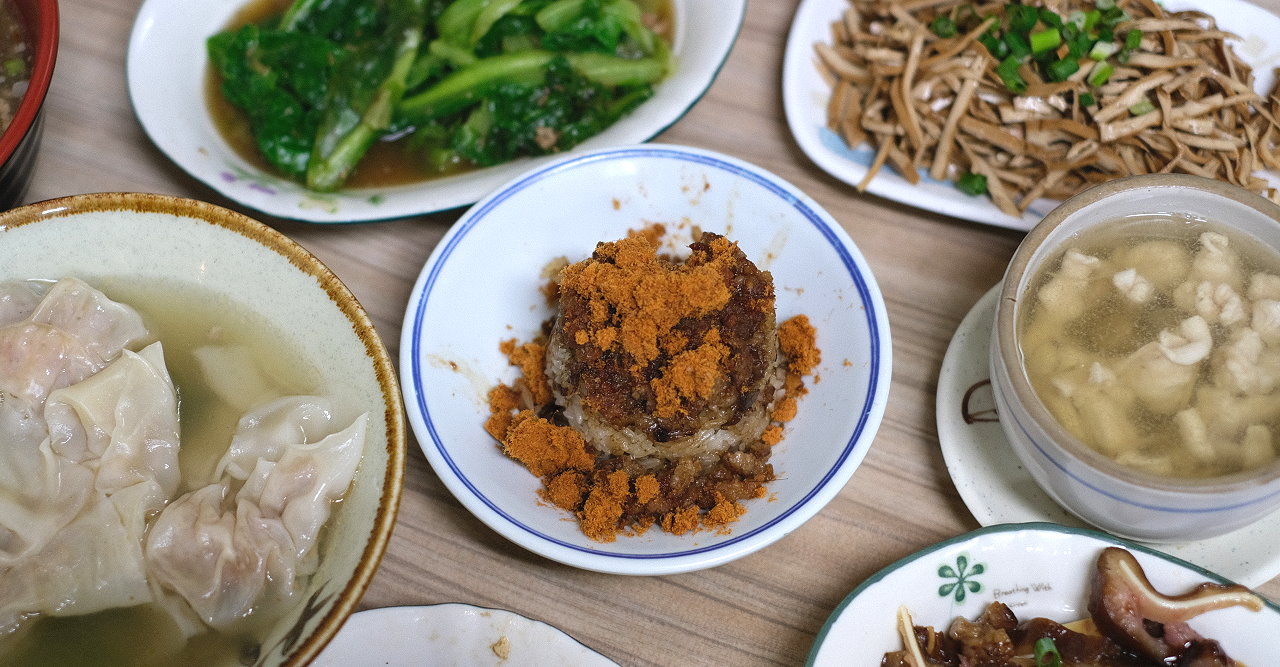 台中東勢︱東勢鮮蝦大餛飩．大size鮮蝦餛飩口味好，小菜、米糕、排骨酥麵也是不能錯過 @QQ的懶骨頭