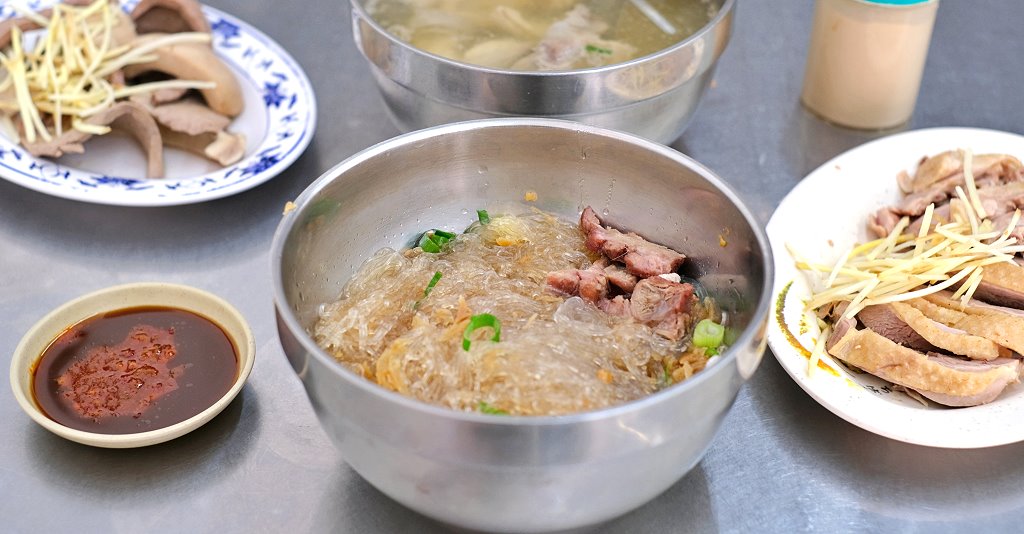 高雄鹽埕︱冬粉王．鹽埕營業超過55年的在地老店，搭配各種豬內臟，全天候營業 @QQ的懶骨頭