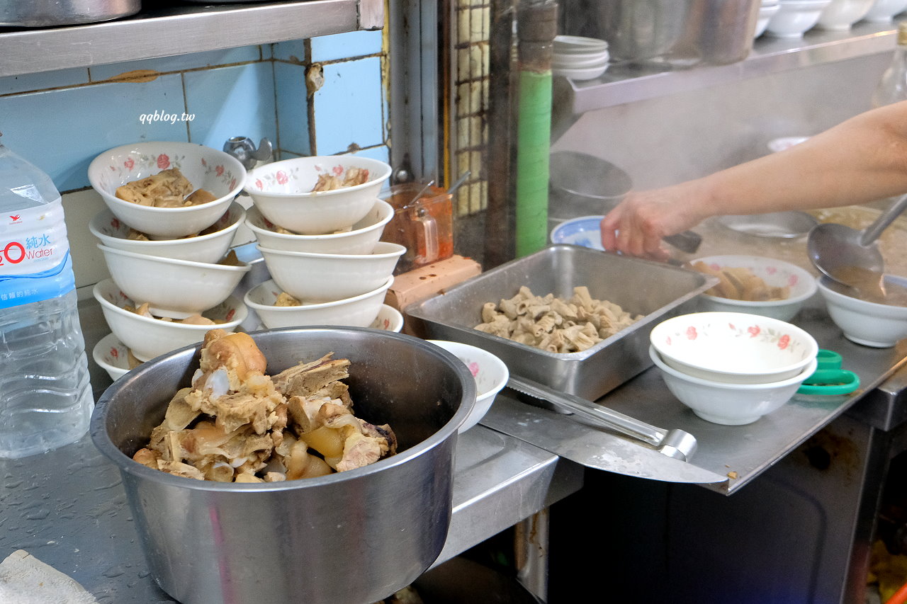 台中豐原︱永芳亭扁食 肉粽．廟東80年老店，肉粽、扁食、四神湯必點 @QQ的懶骨頭