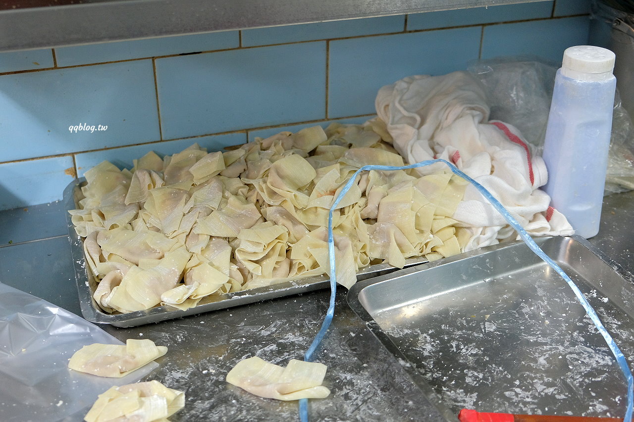 台中豐原︱永芳亭扁食 肉粽．廟東80年老店，肉粽、扁食、四神湯必點 @QQ的懶骨頭