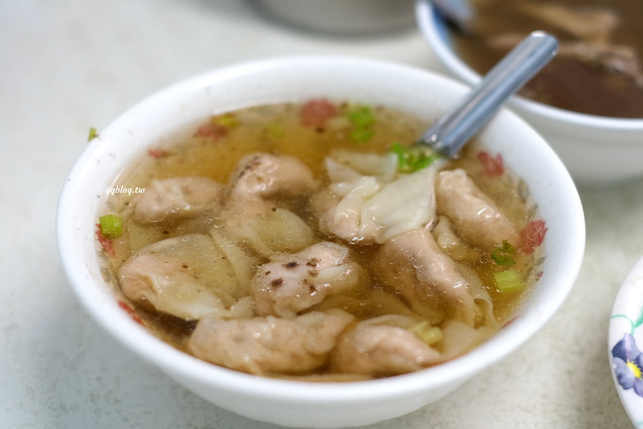 台中豐原︱永芳亭扁食 肉粽．廟東80年老店，肉粽、扁食、四神湯必點 @QQ的懶骨頭