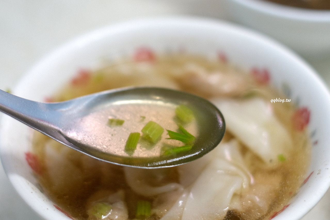 台中豐原︱永芳亭扁食 肉粽．廟東80年老店，肉粽、扁食、四神湯必點 @QQ的懶骨頭