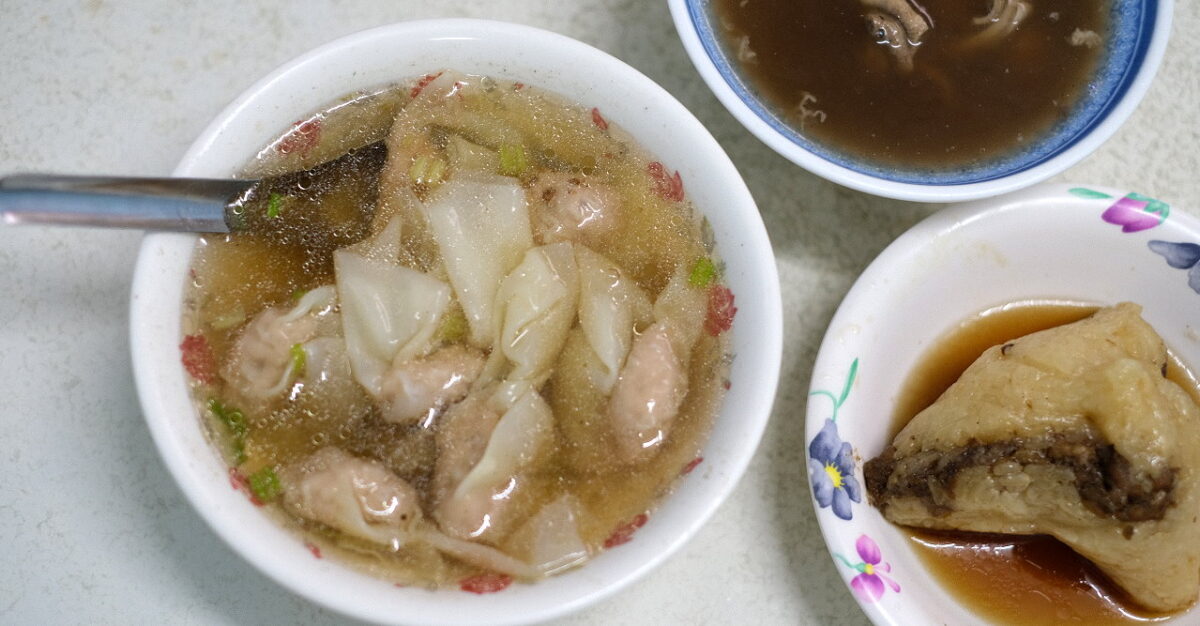 台中豐原︱永芳亭扁食 肉粽．廟東80年老店，肉粽、扁食、四神湯必點 @QQ的懶骨頭