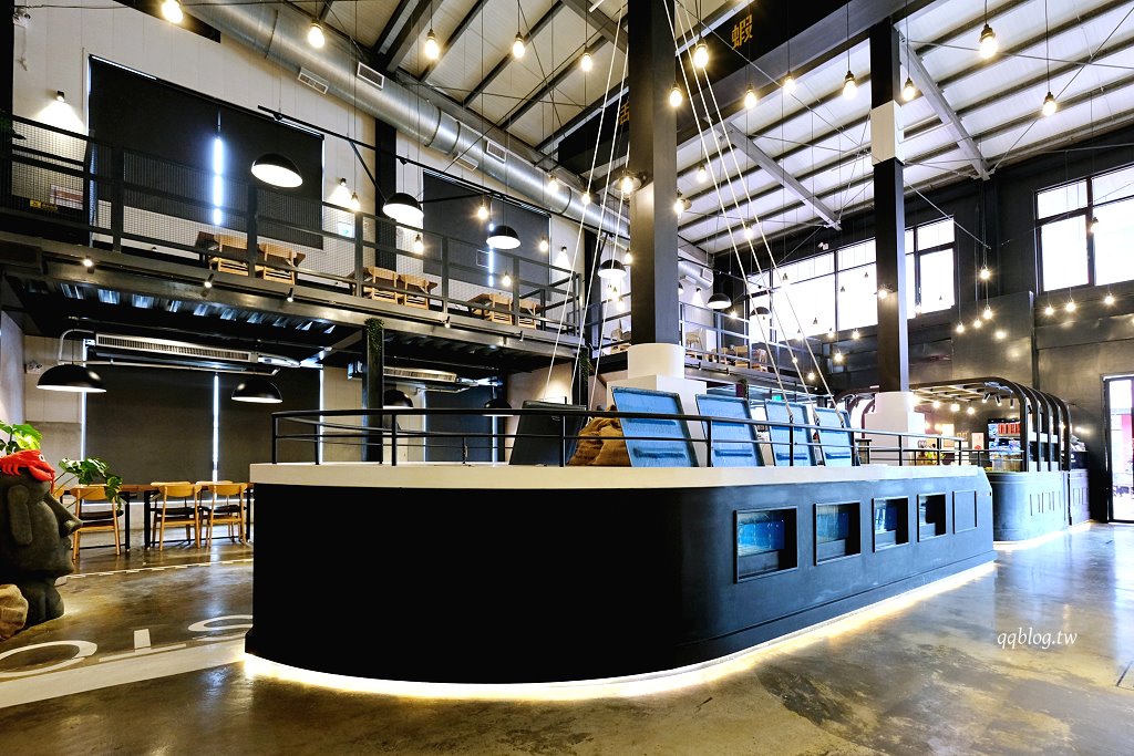 台中北屯︱鴻龍宴x活蝦料理．把整艘船開進餐廳裡，8人套餐菜色豐富，台中合菜餐廳推薦 @QQ的懶骨頭