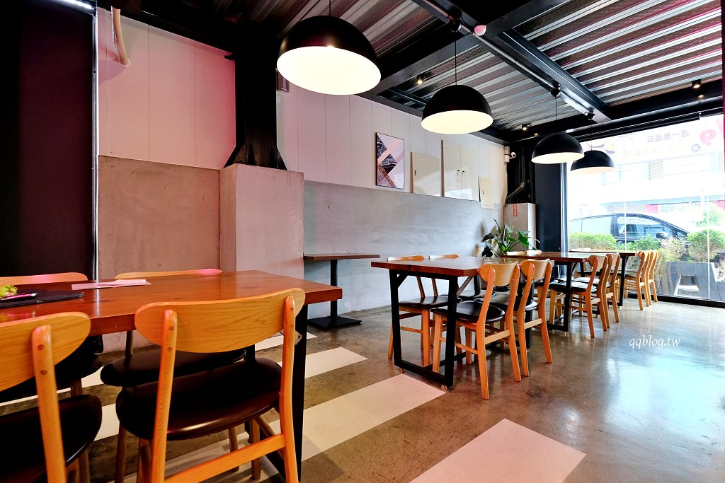 台中北屯︱鴻龍宴x活蝦料理．把整艘船開進餐廳裡，8人套餐菜色豐富，台中合菜餐廳推薦 @QQ的懶骨頭