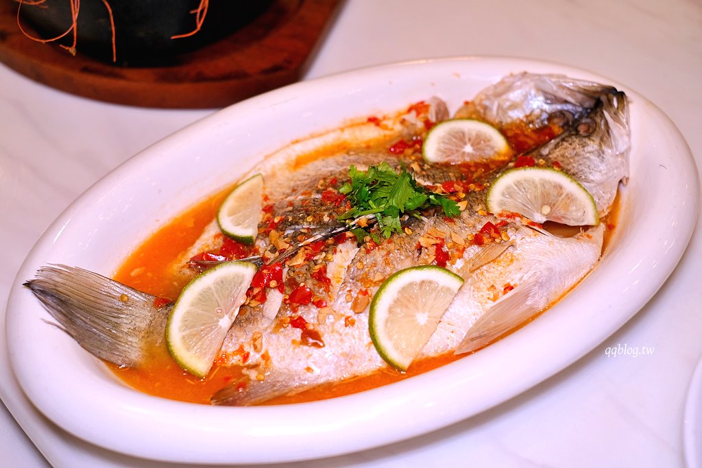 台中北屯︱鴻龍宴x活蝦料理．把整艘船開進餐廳裡，8人套餐菜色豐富，台中合菜餐廳推薦 @QQ的懶骨頭