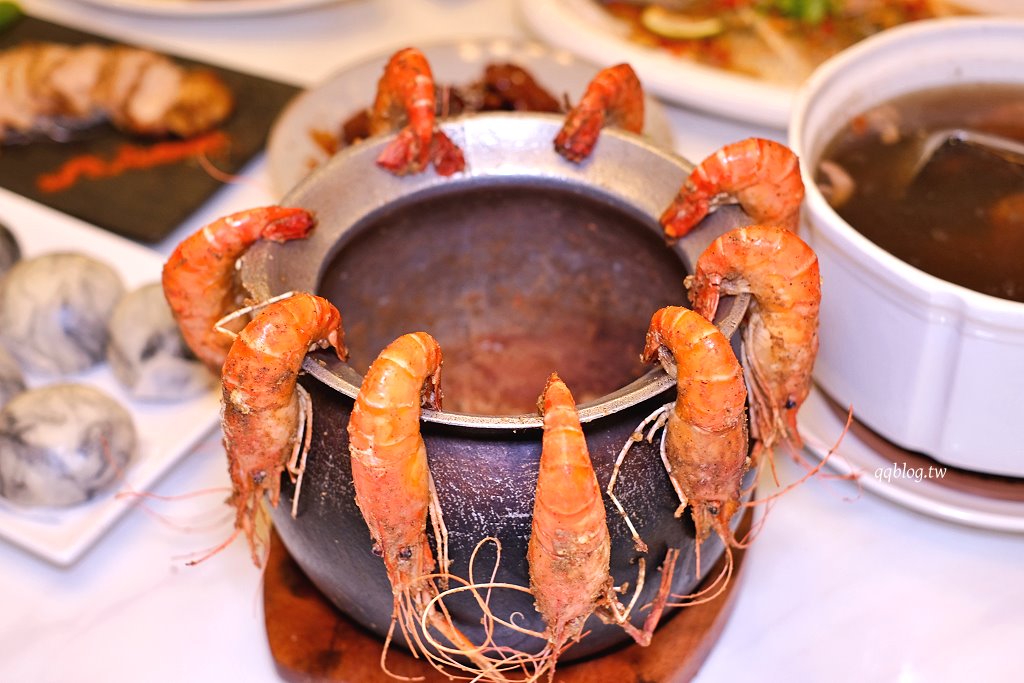 台中北屯︱鴻龍宴x活蝦料理．把整艘船開進餐廳裡，8人套餐菜色豐富，台中合菜餐廳推薦 @QQ的懶骨頭