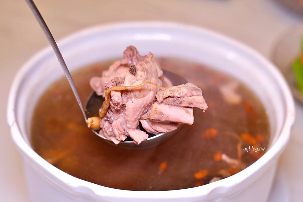 台中北屯︱鴻龍宴x活蝦料理．把整艘船開進餐廳裡，8人套餐菜色豐富，台中合菜餐廳推薦 @QQ的懶骨頭