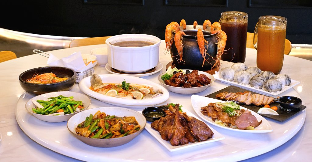 台中北屯︱鴻龍宴x活蝦料理．把整艘船開進餐廳裡，8人套餐菜色豐富，台中合菜餐廳推薦 @QQ的懶骨頭