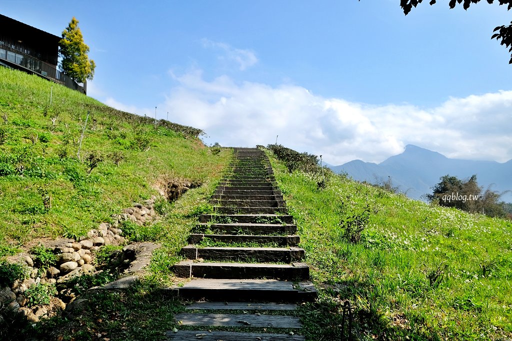南投魚池︱鹿篙咖啡莊園．茶園環繞的景觀咖啡館，坐擁180度群山美景 @QQ的懶骨頭