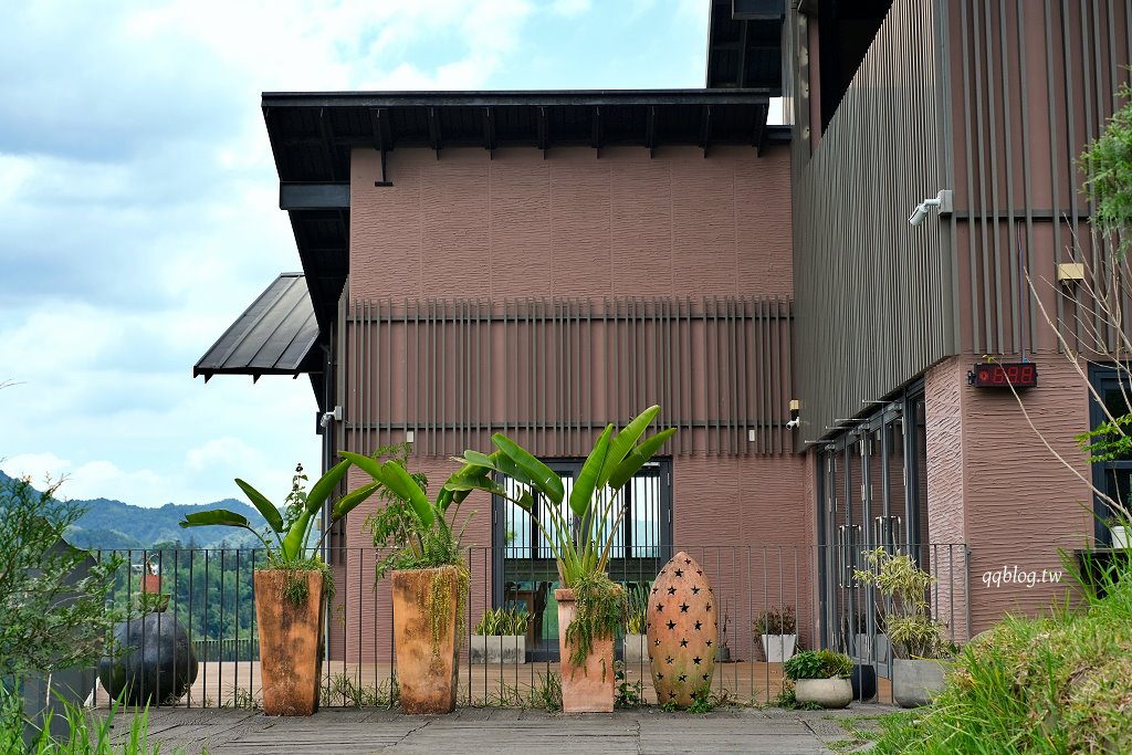 南投魚池︱鹿篙咖啡莊園．茶園環繞的景觀咖啡館，坐擁180度群山美景 @QQ的懶骨頭