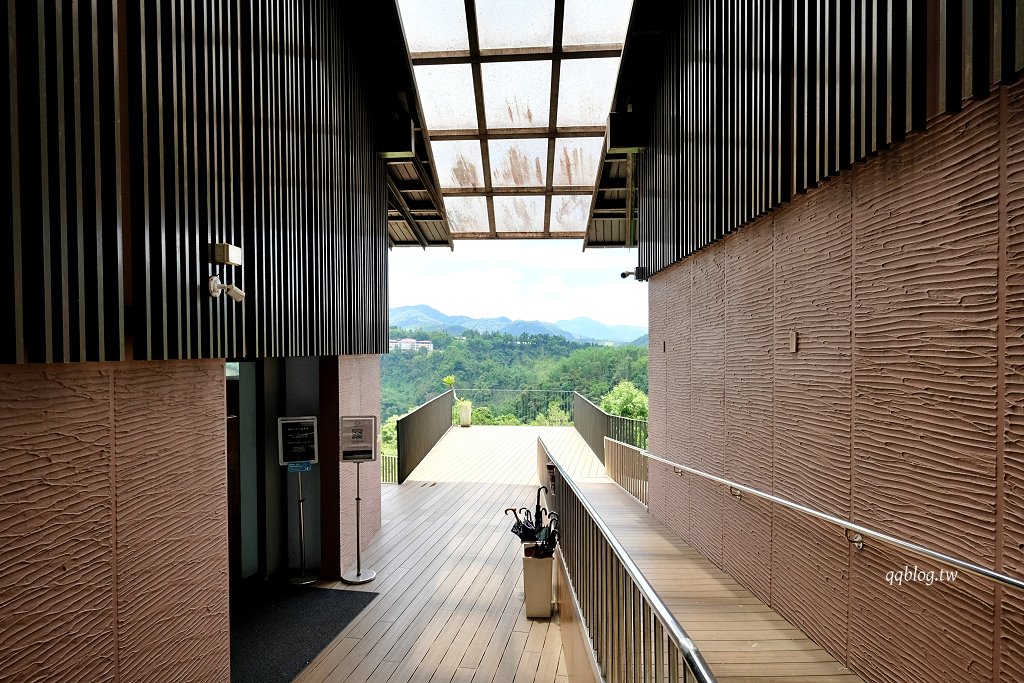 南投魚池︱鹿篙咖啡莊園．茶園環繞的景觀咖啡館，坐擁180度群山美景 @QQ的懶骨頭