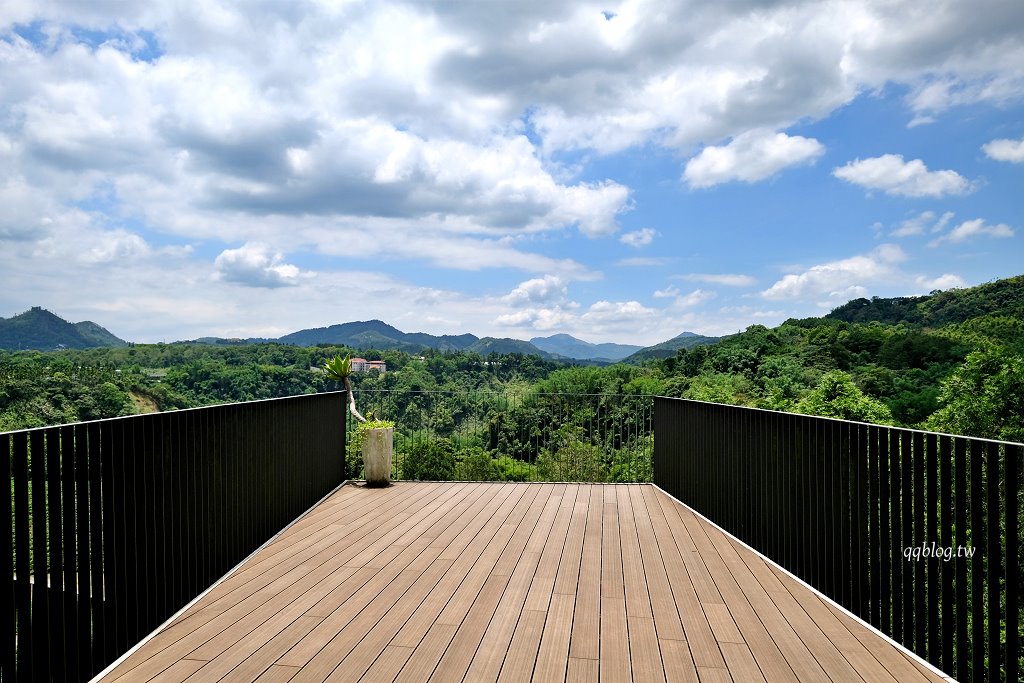 南投魚池︱鹿篙咖啡莊園．茶園環繞的景觀咖啡館，坐擁180度群山美景 @QQ的懶骨頭