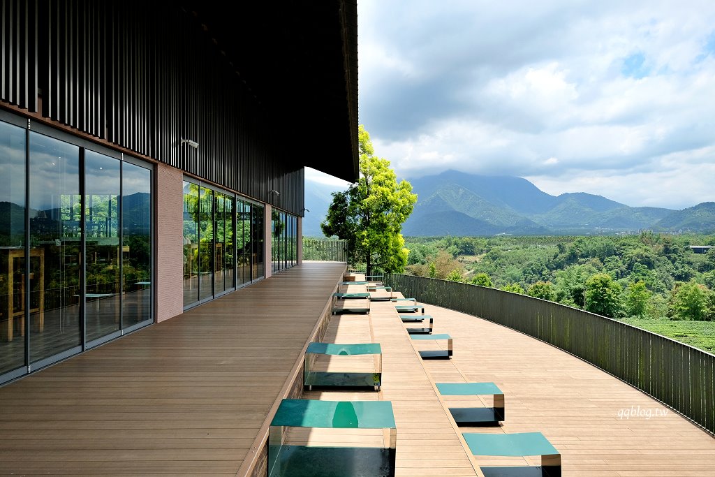 南投魚池︱鹿篙咖啡莊園．茶園環繞的景觀咖啡館，坐擁180度群山美景 @QQ的懶骨頭