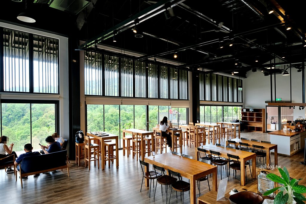 南投魚池︱鹿篙咖啡莊園．茶園環繞的景觀咖啡館，坐擁180度群山美景 @QQ的懶骨頭