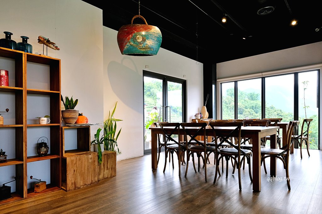 南投魚池︱鹿篙咖啡莊園．茶園環繞的景觀咖啡館，坐擁180度群山美景 @QQ的懶骨頭