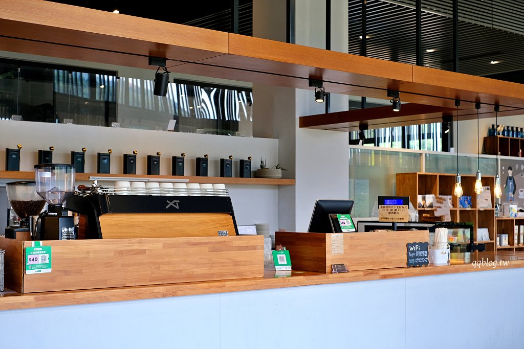 南投魚池︱鹿篙咖啡莊園．茶園環繞的景觀咖啡館，坐擁180度群山美景 @QQ的懶骨頭