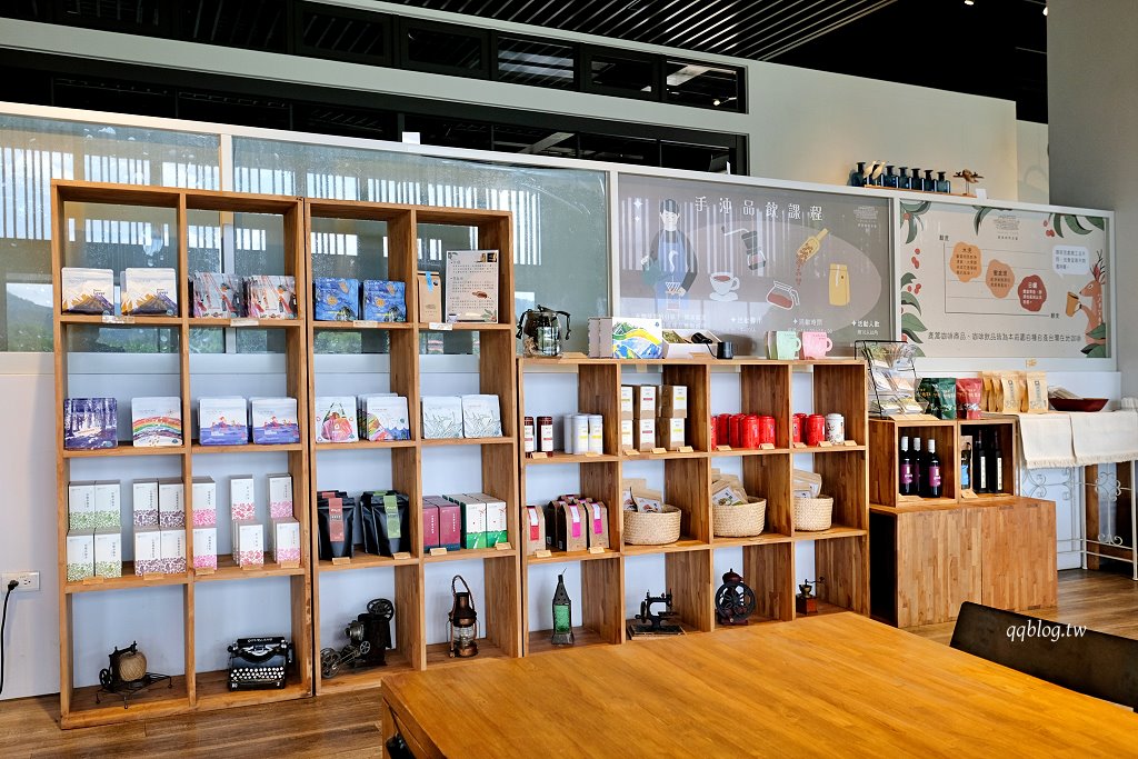 南投魚池︱鹿篙咖啡莊園．茶園環繞的景觀咖啡館，坐擁180度群山美景 @QQ的懶骨頭