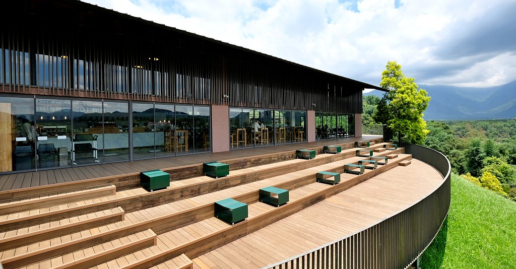 南投魚池︱鹿篙咖啡莊園．茶園環繞的景觀咖啡館，坐擁180度群山美景 @QQ的懶骨頭