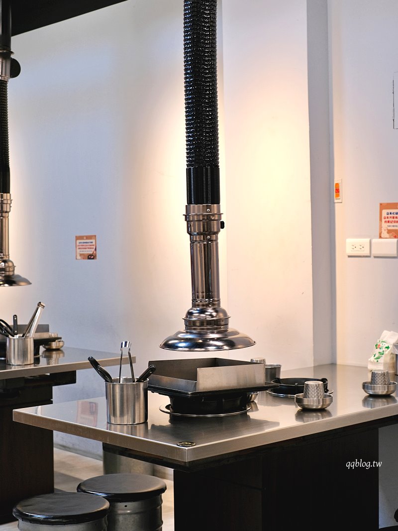 台中西區｜金豬韓食．主打新鮮溫體豬的韓式烤肉，全程有專人代烤，韓大王馬鈴薯豬骨湯新品牌 @QQ的懶骨頭