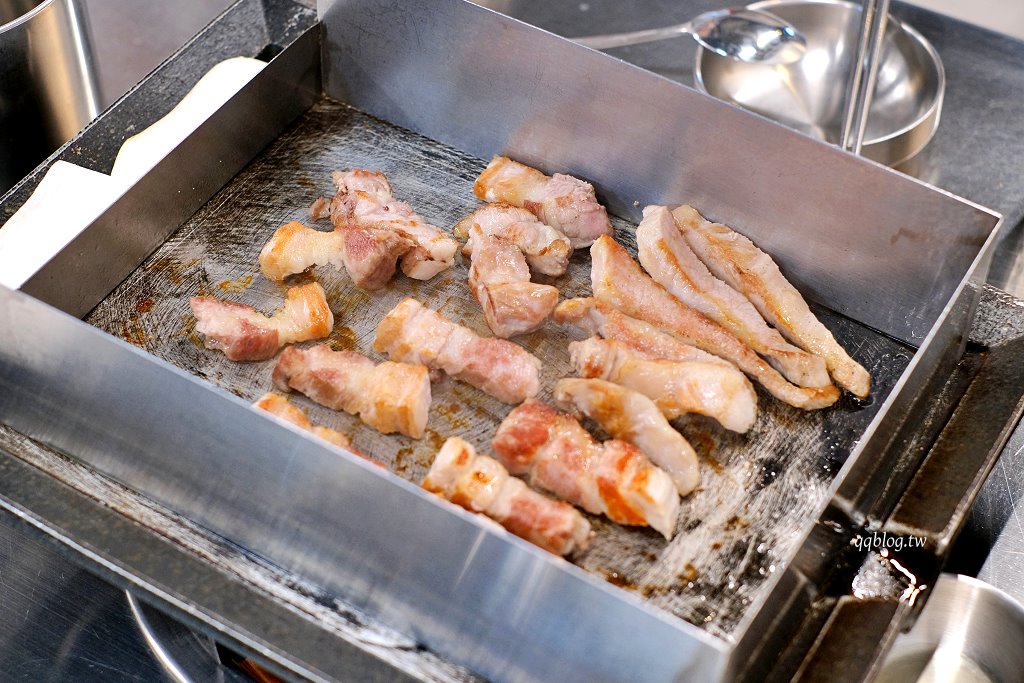 台中西區｜金豬韓食．主打新鮮溫體豬的韓式烤肉，全程有專人代烤，韓大王馬鈴薯豬骨湯新品牌 @QQ的懶骨頭