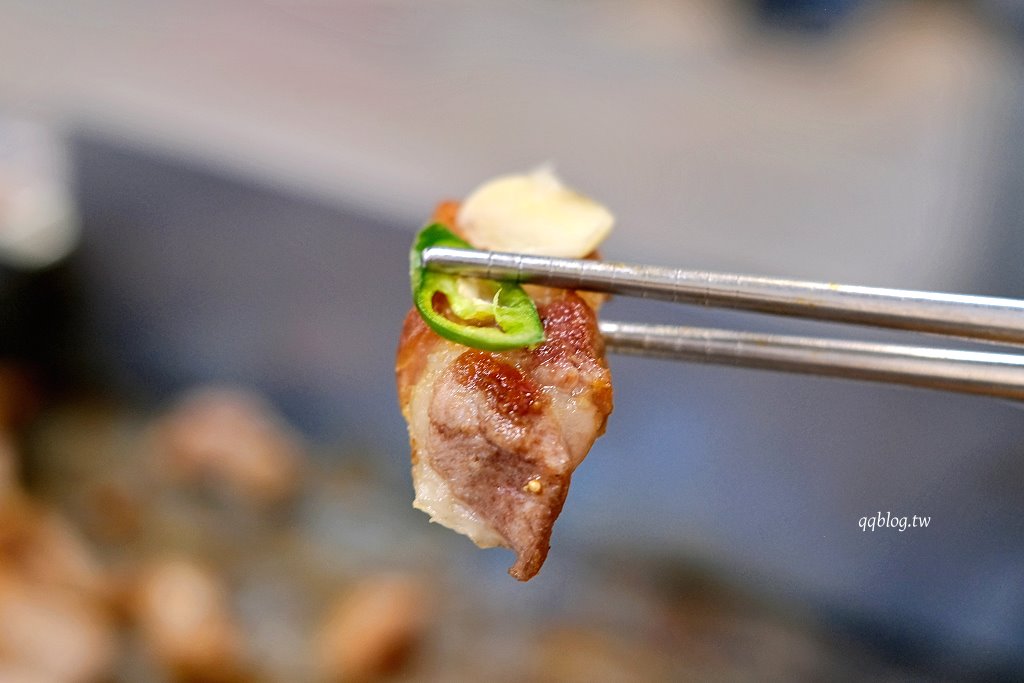 台中西區｜金豬韓食．主打新鮮溫體豬的韓式烤肉，全程有專人代烤，韓大王馬鈴薯豬骨湯新品牌 @QQ的懶骨頭
