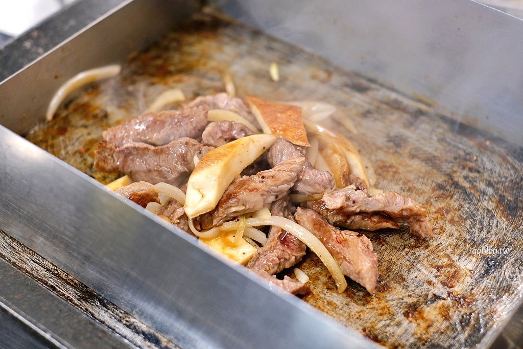 台中西區｜金豬韓食．主打新鮮溫體豬的韓式烤肉，全程有專人代烤，韓大王馬鈴薯豬骨湯新品牌 @QQ的懶骨頭