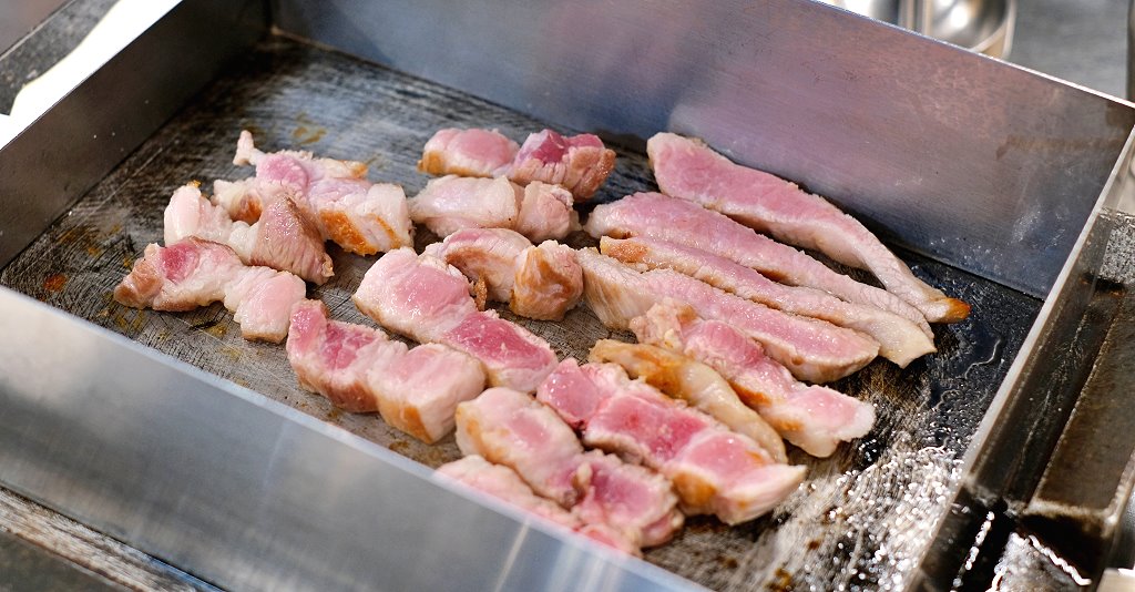 台中西區｜金豬韓食．主打新鮮溫體豬的韓式烤肉，全程有專人代烤，韓大王馬鈴薯豬骨湯新品牌 @QQ的懶骨頭