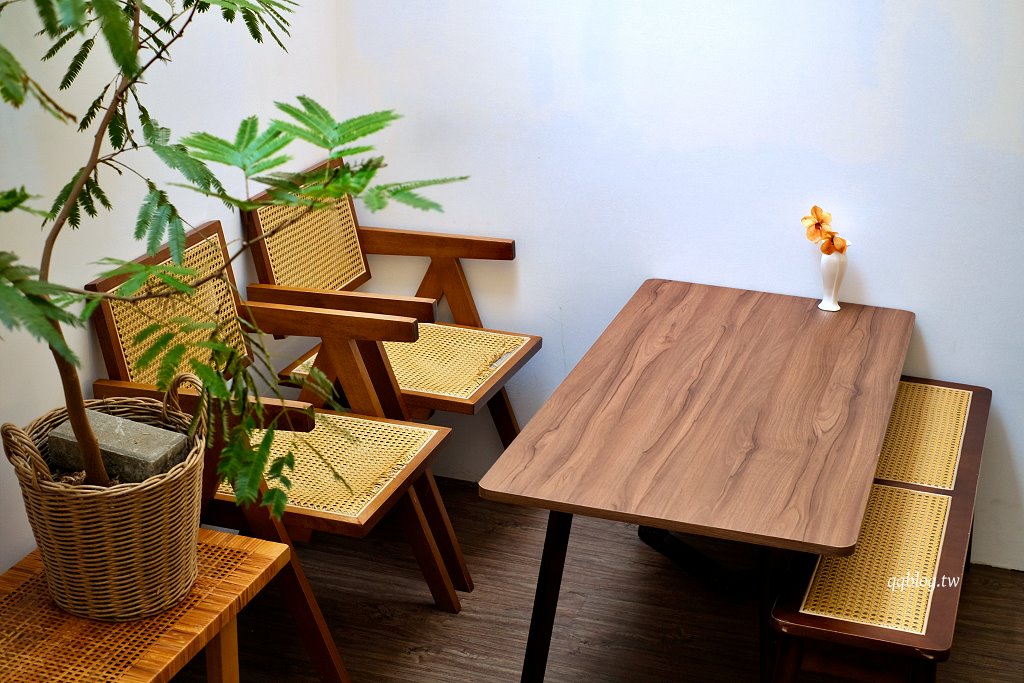 台中北區︱老花甜Flowercoffee．台中科博館附近老宅甜點店，獨創的塔上戚風果真是招牌 @QQ的懶骨頭