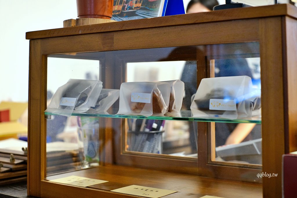台中北區︱老花甜Flowercoffee．台中科博館附近老宅甜點店，獨創的塔上戚風果真是招牌 @QQ的懶骨頭