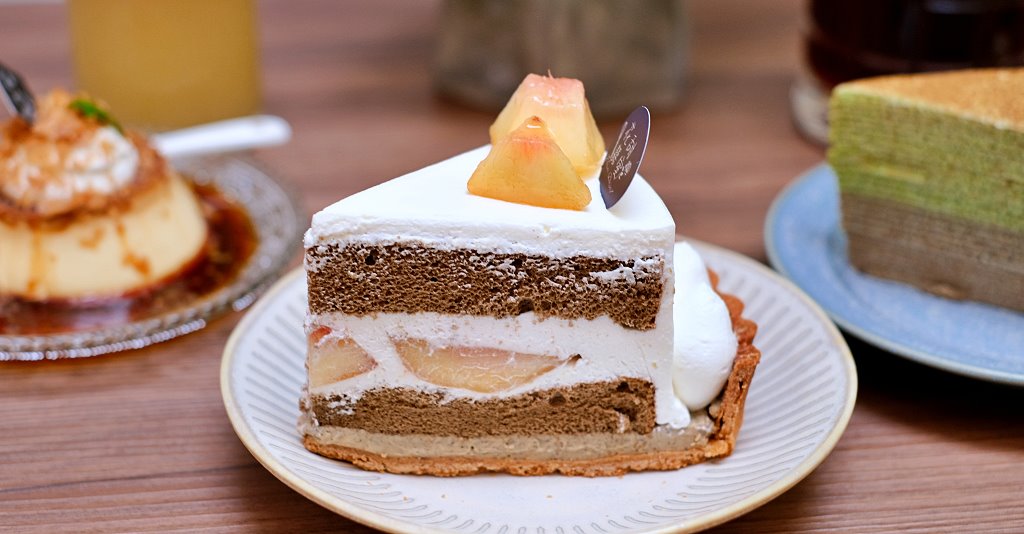 台中北區︱老花甜Flowercoffee．台中科博館附近老宅甜點店，獨創的塔上戚風果真是招牌 @QQ的懶骨頭