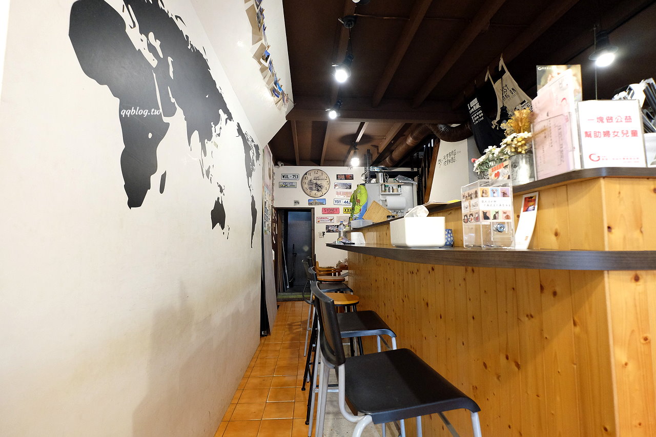 台中西區︱AShare Cafe 旅人故事咖啡館 ．有著滿滿旅行故事的咖啡館，還有旅遊紀念品收藏，台中教育大學咖啡館推薦 @QQ的懶骨頭