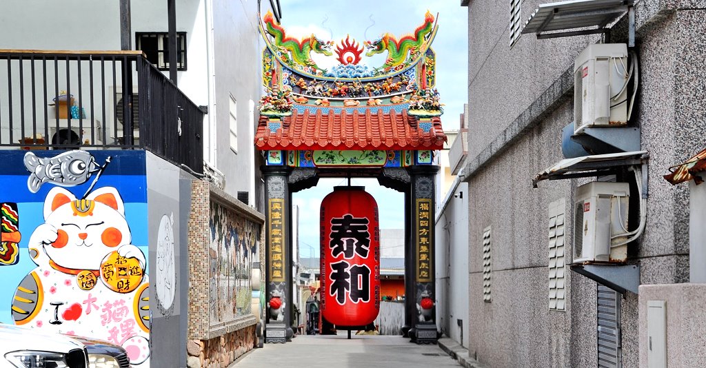 台東太麻里︱太麻里福興．招財貓土地公廟．2公尺巨型招財貓超級萌，大紅燈籠還有台版雷門之稱 @QQ的懶骨頭
