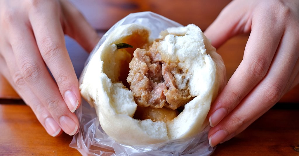 台東東河︱纏記舊街東河包子．東河舊市區裡的傳承60年的包子店 @QQ的懶骨頭