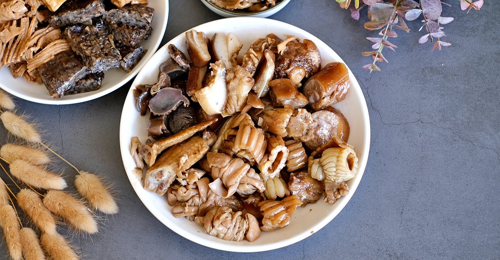 高雄鹽埕︱阿囉哈滷味．飄香超過一甲子的在地人氣滷味攤 @QQ的懶骨頭