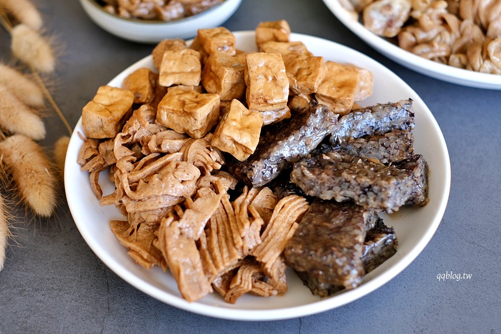 高雄鹽埕︱阿囉哈滷味．飄香超過一甲子的在地人氣滷味攤 @QQ的懶骨頭