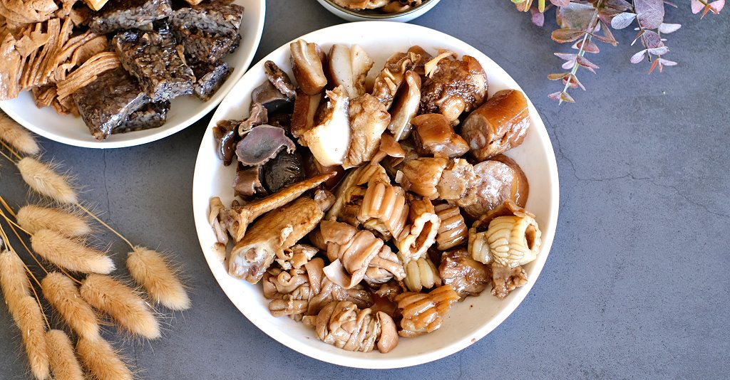 高雄鹽埕︱阿囉哈滷味．飄香超過一甲子的在地人氣滷味攤 @QQ的懶骨頭