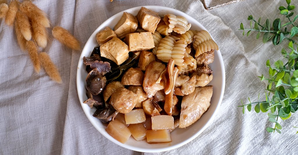 高雄鹽埕︱大溝頂阿囉哈滷味 杏．鹽埕營業超過70年滷味，必點口香糖、海帶和蘭花干 @QQ的懶骨頭