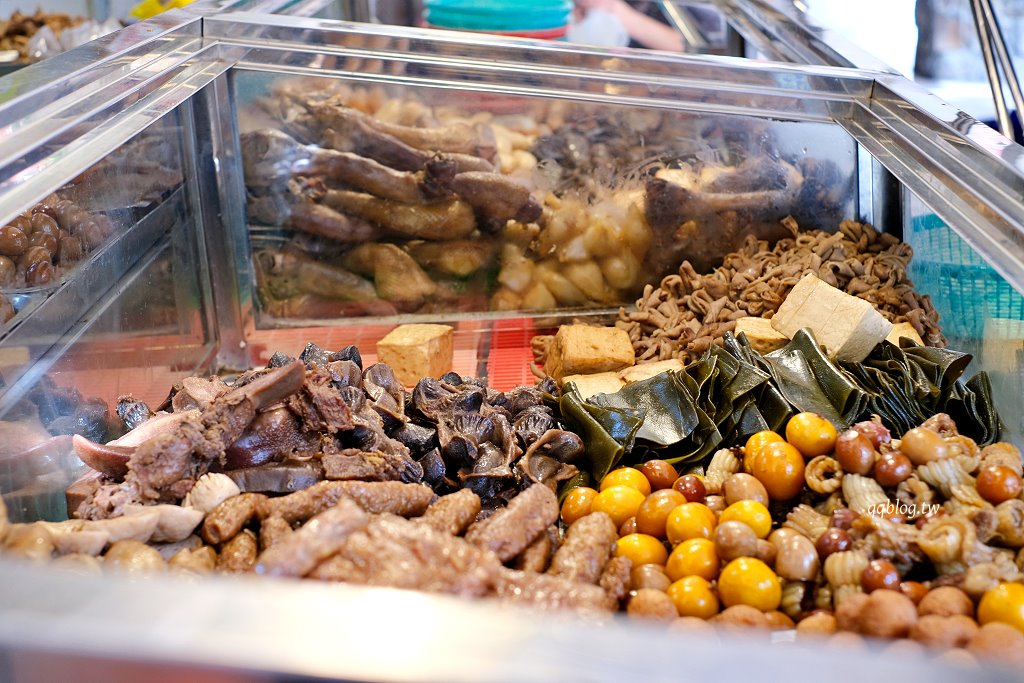 高雄鹽埕︱大溝頂阿囉哈滷味 杏．鹽埕營業超過70年滷味，必點口香糖、海帶和蘭花干 @QQ的懶骨頭