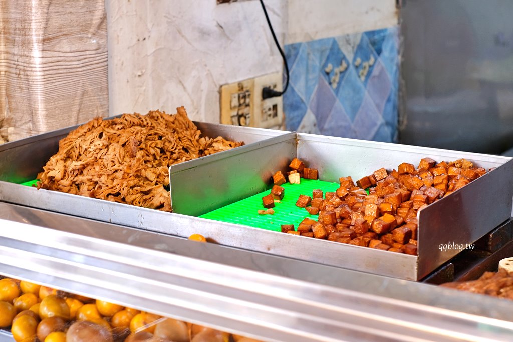 高雄鹽埕︱大溝頂阿囉哈滷味 杏．鹽埕營業超過70年滷味，必點口香糖、海帶和蘭花干 @QQ的懶骨頭