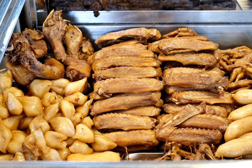 高雄鹽埕︱大溝頂阿囉哈滷味 杏．鹽埕營業超過70年滷味，必點口香糖、海帶和蘭花干 @QQ的懶骨頭