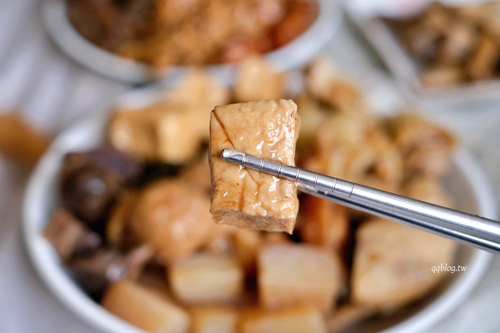 高雄鹽埕︱大溝頂阿囉哈滷味 杏．鹽埕營業超過70年滷味，必點口香糖、海帶和蘭花干 @QQ的懶骨頭