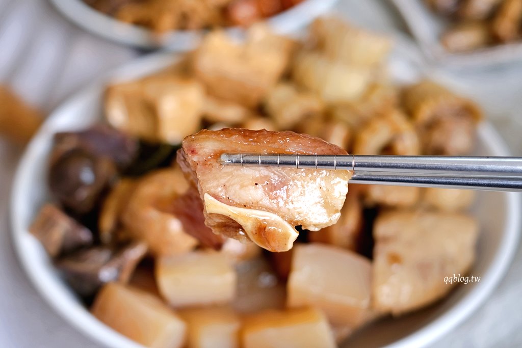 高雄鹽埕︱大溝頂阿囉哈滷味 杏．鹽埕營業超過70年滷味，必點口香糖、海帶和蘭花干 @QQ的懶骨頭