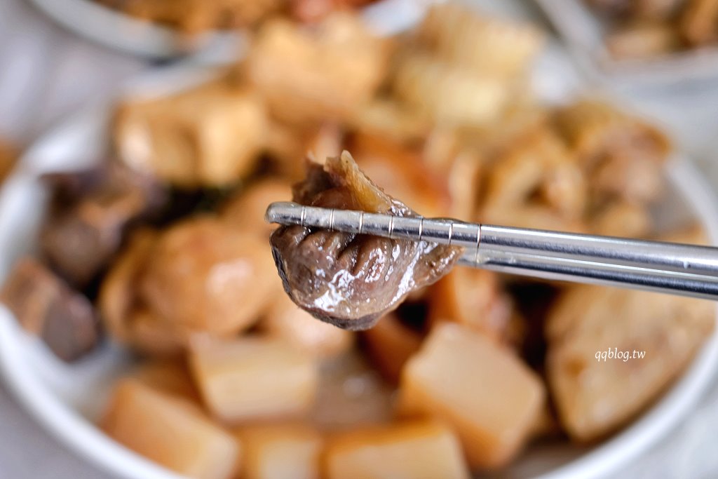 高雄鹽埕︱大溝頂阿囉哈滷味 杏．鹽埕營業超過70年滷味，必點口香糖、海帶和蘭花干 @QQ的懶骨頭